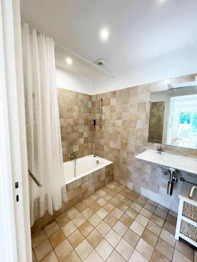 Les De Robinson: Riverside With Pool Apartment *
