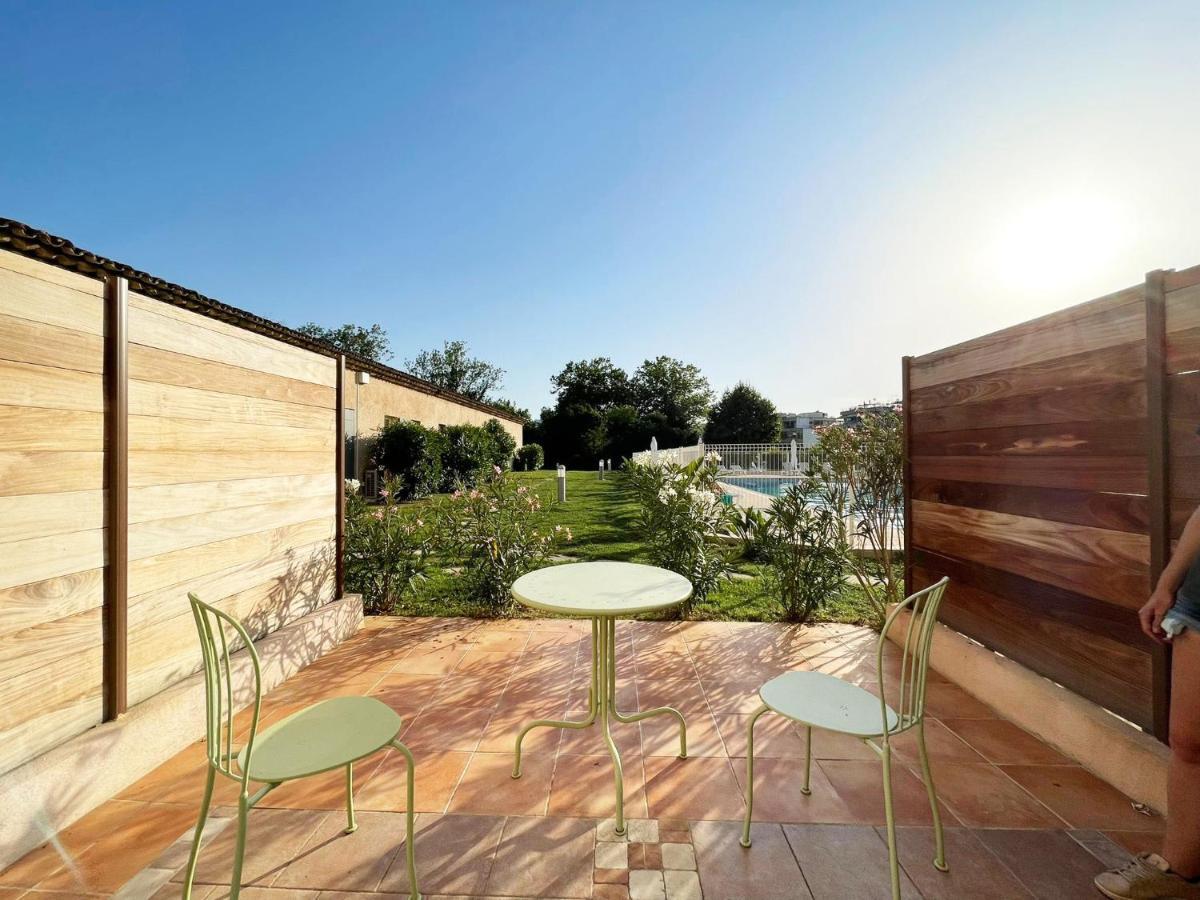 Apartment Les De Robinson: Riverside With Pool Mandelieu-la-Napoule