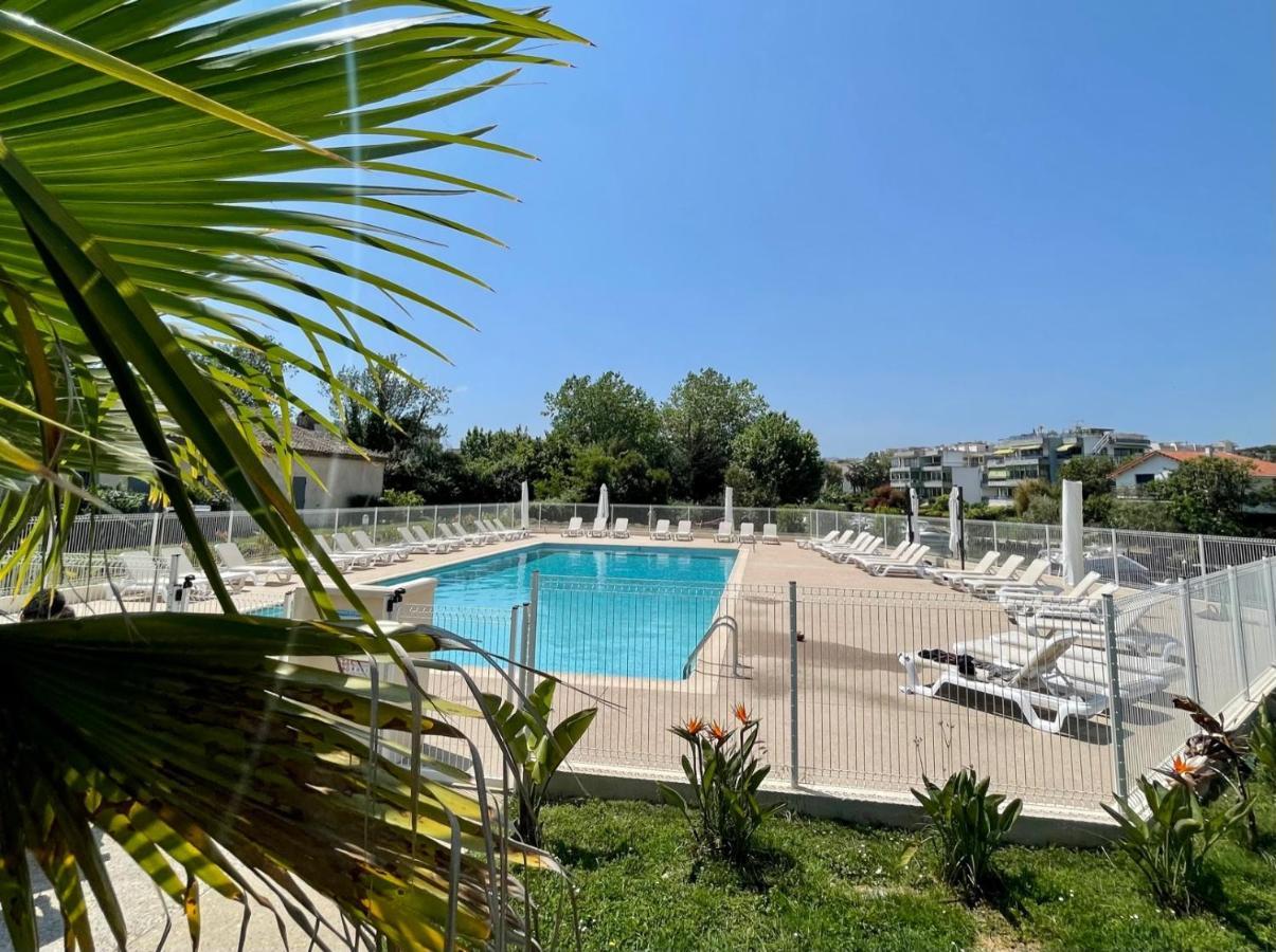Apartment Les De Robinson: Riverside With Pool